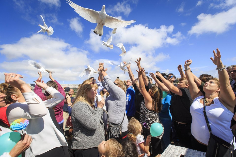  Hundreds gathered today to pay tribute those who died in the Shoreham air disaster a year ago today