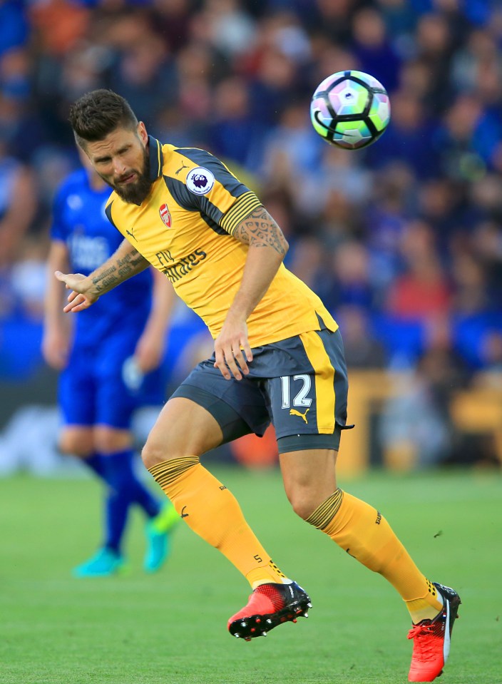  Olivier Giroud wears the evoPower for Arsenal in the 2016-17 season