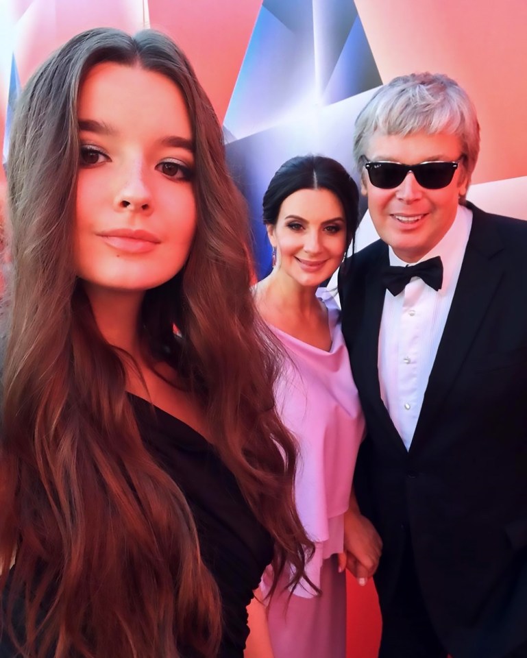  Sasha Strizhenova parties with her parents