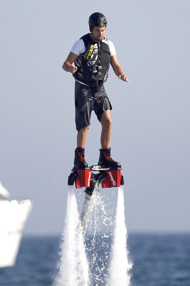 FAMEFLYNET - Leonardo DiCaprio Tries Out A Flyboard In Ibiza