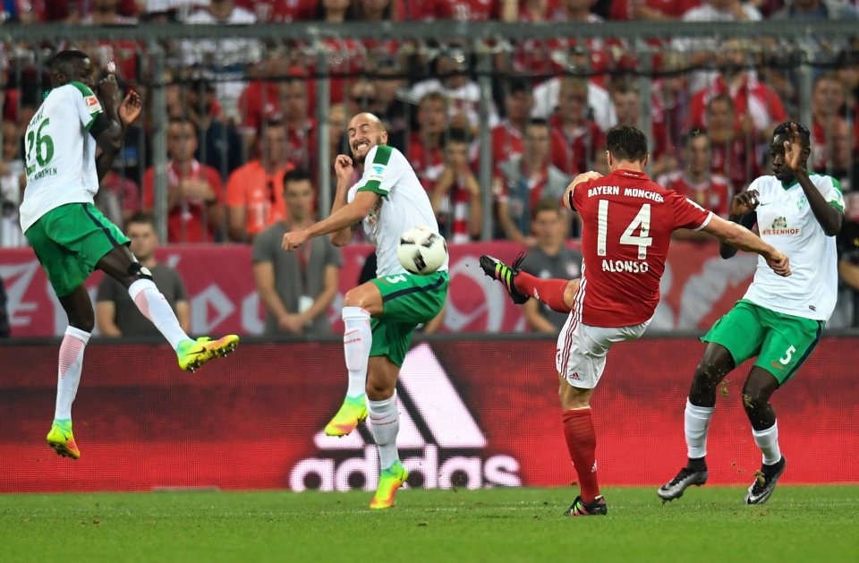  Xabi Alonso unleashes an unstoppable shot against Werder Bremen