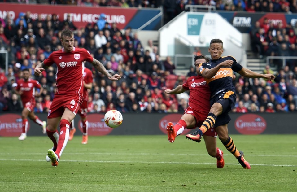  Dwight Gayle scores to seal a second Newcastle victory in four days