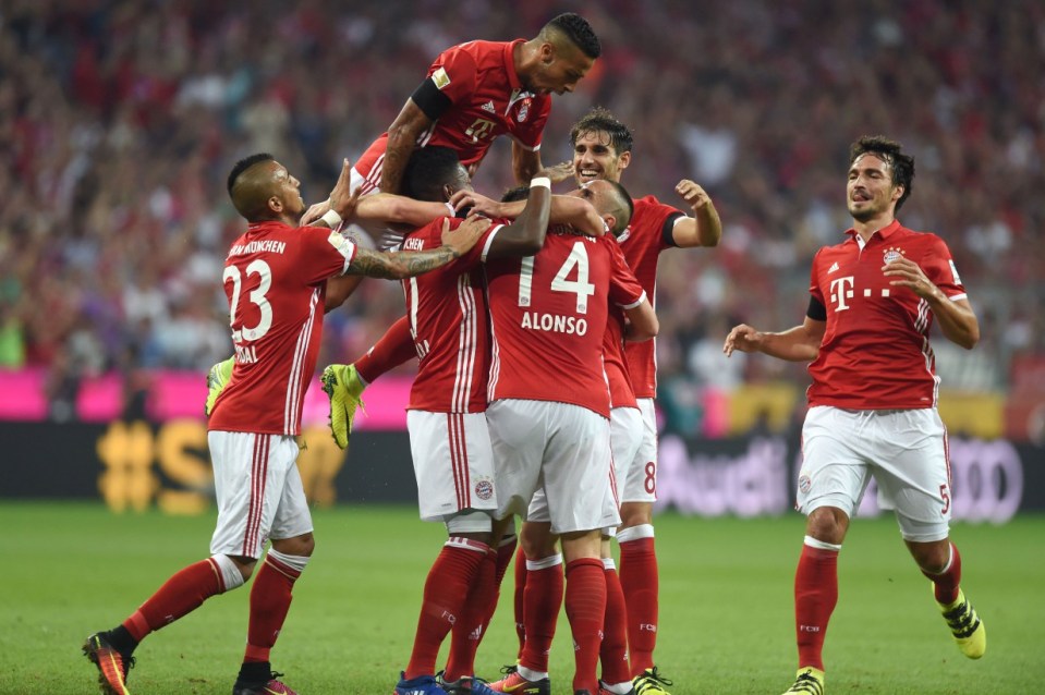 (L-R) Bayern Munich's Chilian midfielder Arturo Vidal, Bayern Munich's Spanish midfielder Thiago Alcantara, Bayern Munich's Spanish midfielder Xabi Alonso, Bayern Munich's French midfielder Franck Ribery and Bayern Munich's Spanish midfielder Javi Martinez celebrate after the goal during the German first division Bundesliga football match between FC Bayern Munich vs SV Werder Bremen in Munich, southern Germany, on August 26, 2016. / AFP PHOTO / CHRISTOF STACHE / RESTRICTIONS: DURING MATCH TIME: DFL RULES TO LIMIT THE ONLINE USAGE TO 15 PICTURES PER MATCH AND FORBID IMAGE SEQUENCES TO SIMULATE VIDEO. == RESTRICTED TO EDITORIAL USE == FOR FURTHER QUERIES PLEASE CONTACT DFL DIRECTLY AT + 49 69 650050 CHRISTOF STACHE/AFP/Getty Images