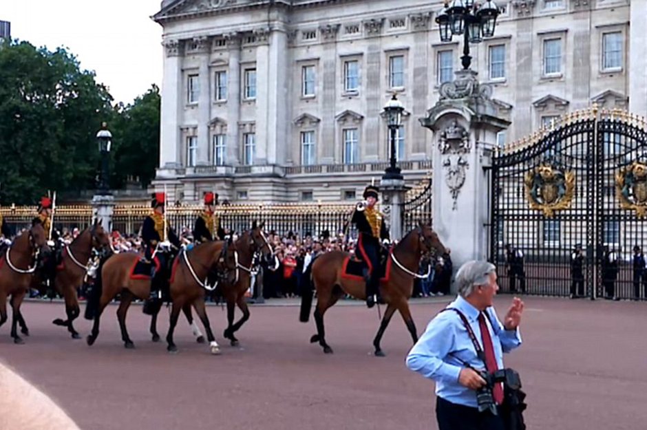  The bugler was left red-faced when he struggled to perform a marching tune outside Buckingham Palace