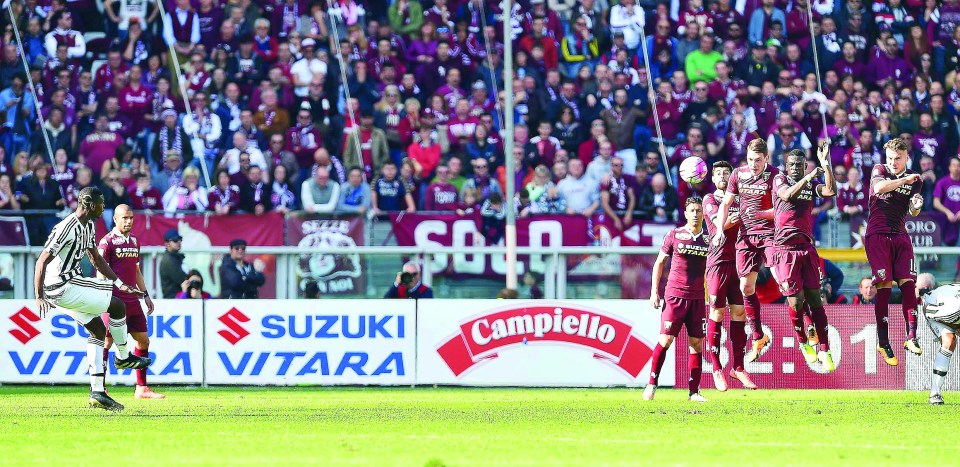 epa05222645 Paul Pogba (L) of Juventus scores the 1-0 lead during the Italian Serie A soccer match between Torino FC and Juventus FC at Olimpico stadium in Turin, Italy, 20 March 2016. EPA/DI MARCO