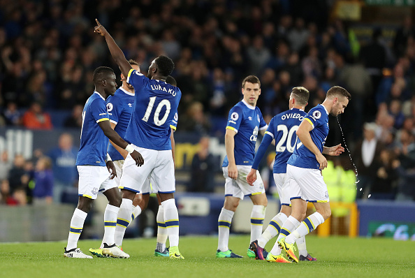 LIVERPOOL, ENGLAND - SEPTEMBER 30: Romelu Lukaku of Everton celebrates with his team mates after scoring a goal to make it 1-0 during the Premier League match between Everton and Crystal Palace at Goodison Park on September 30, 2016 in Liverpool, England. (Photo by James Baylis - AMA/Getty Images)