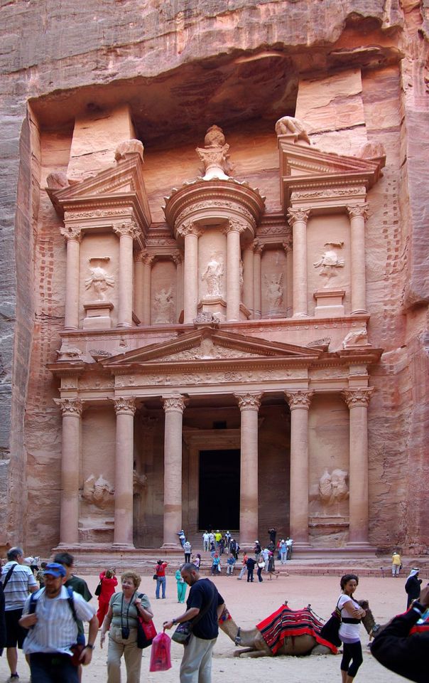  Petra's world famous treasury building