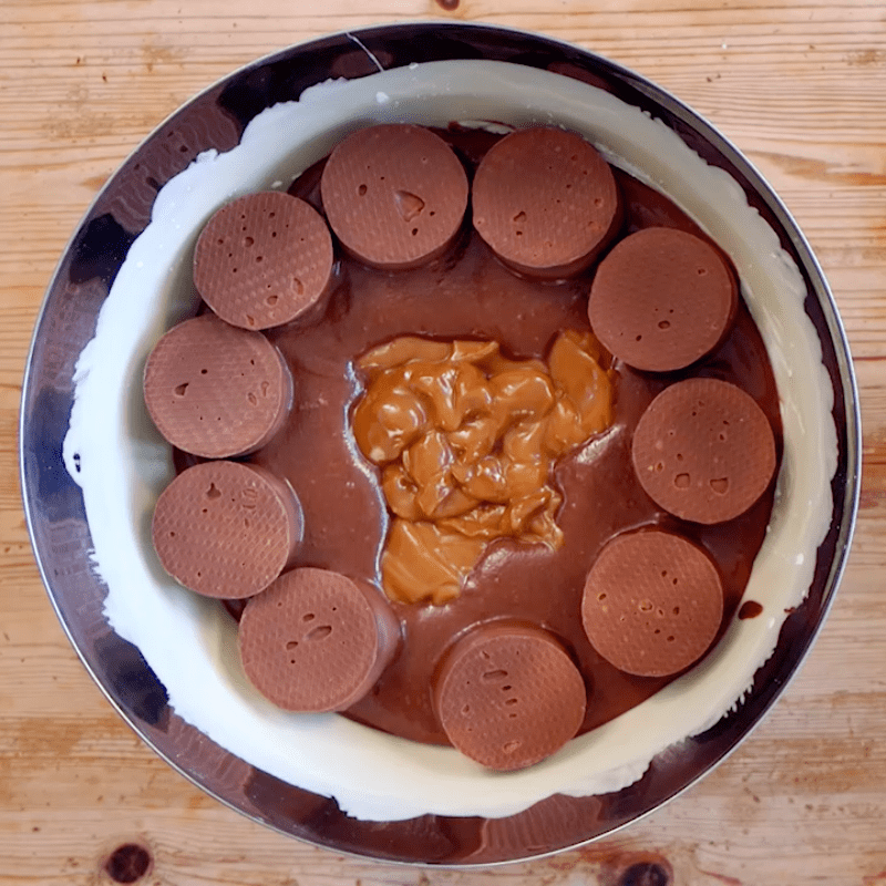  Line the mixture with Tunnock's teacakes