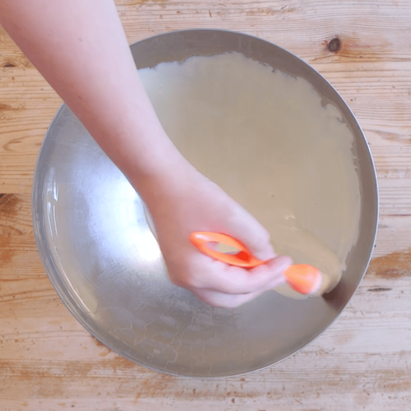  Melt the white chocolate and use it to line a mixing bowl