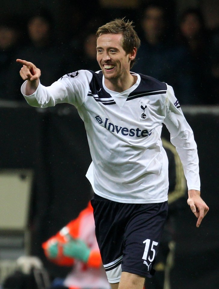 MILAN, ITALY - FEBRUARY 15: Peter Crouch of Tottenham Hotspur celebrates scoring the winning goal during the UEFA Champions League round of 16 first leg match between AC Milan and Tottenham Hotspur at Stadio Giuseppe Meazza on February 15, 2011 in Milan, Italy. (Photo by Alex Livesey/Getty Images)