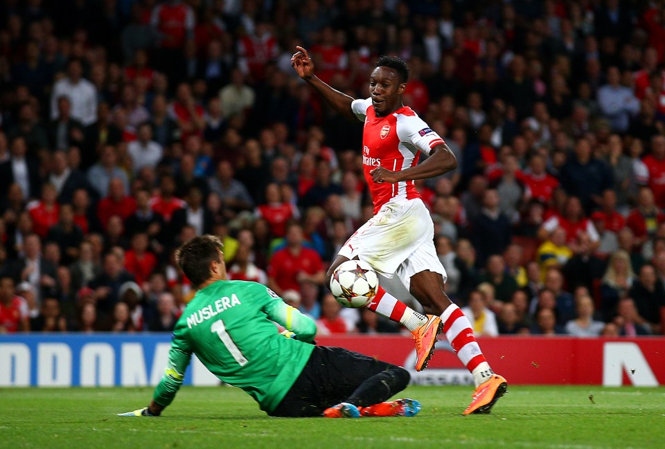 LONDON, ENGLAND - OCTOBER 01: Danny Welbeck of Arsenal scores his team's fourth and his third goal during the UEFA Champions League group D match between Arsenal FC and Galatasaray AS at Emirates Stadium on October 1, 2014 in London, United Kingdom. (Photo by Paul Gilham/Getty Images)