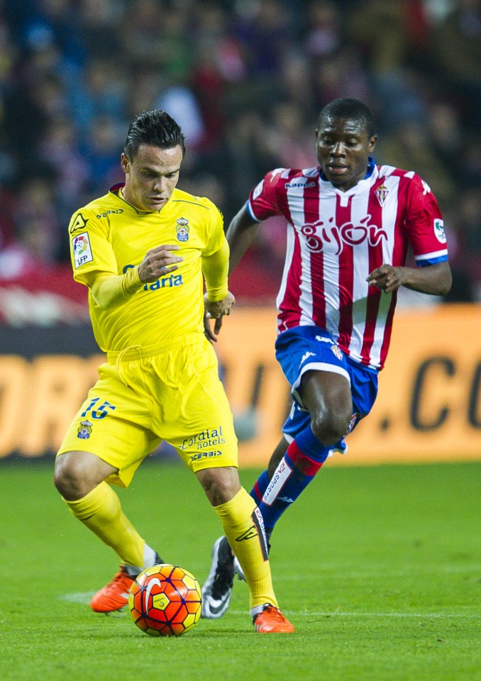 GIJON, SPAIN - DECEMBER 06: Daniel Ndi of Real Sporting de Gijon duels for the ball with Roque Mesa of UD Las Plamas during the La Liga match between Real Sporting de Gijon and UD Las Plamas at Estadio El Molinon on December 6, 2015 in Gijon, Spain. (Photo by Juan Manuel Serrano Arce/Getty Images)