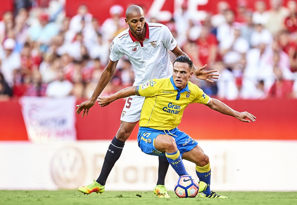 SEVILLE, SPAIN - SEPTEMaxBER 10: Roque Mesa of Union Deportiva Las Palmas (R) being followed by Steven N'Zonzi of Sevilla FC (L) during the match between Sevilla FC vs UD Las Palmas as part of La Liga at Estadio Ramon Sanchez Pizjuan on September 10, 2016 in Seville, Spain. (Photo by Aitor Alcalde Colomer/Getty Images)