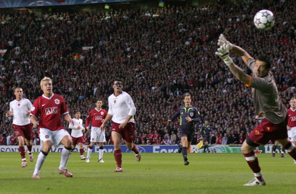 MANCHESTER, ENGLAND - APRIL 10: Alan Smith of Manchester United scores their second goal during the UEFA Champions League Quarter Final second leg match between Manchester United and AS Roma at Old Trafford on April 10 2007 in Manchester, England. (Photo by John Peters/Manchester United via Getty Images)