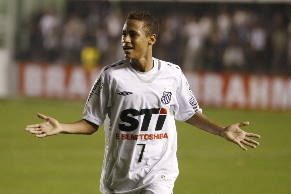 SANTOS, BRAZIL - JUNE 21: Santos player Neymar during match against Atletico MG valid for the Brazilian Championship 2009 at Vila Belmiro Stadium on June 21, 2009 in Santos, Brazil. (Photo by Douglas Aby Saber/Fotoarena/LatinContent/Getty Images)