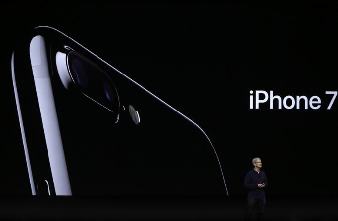 Tim Cook reveals the new iPhone 7