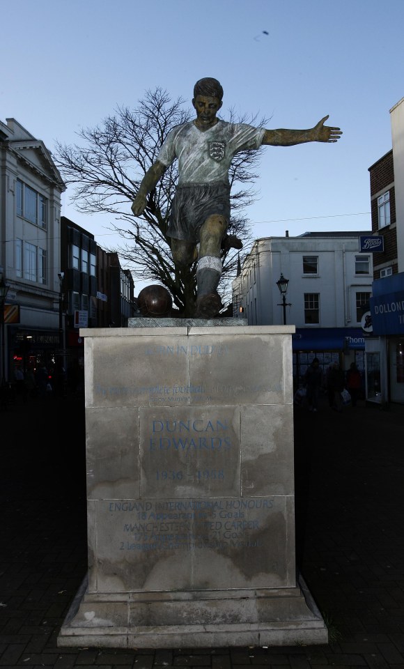 The statue of Edwards in Dudley town centre