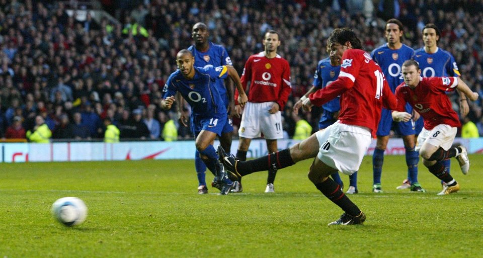 MANCHESTER UNITED 2 V ARSENAL 0...24TH OCTOBER 2004...PICTURE BY MARK ROBINSON...RUUD VAN NISTELROOY SCORES.