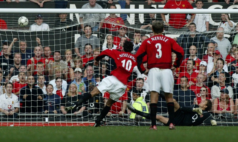 MANCHESTER UNITED (0) VS ARSENAL FC (0). FA PREMIERSHIP.PIC MARK ROBINSON. 21.09.03. RUUD VAN NISTELROOY HITS THE POST FROM THE PENALTY SPOT