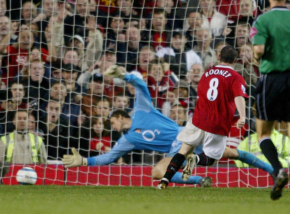 Manchester United v Arsenal (2-0); Manchester United's Wayne Rooney scores past Arsenal's goalkeeper Jens Lehmann (L) during their English Premier League soccer match at Old Trafford, Manchester, October 24, 2004. Manchester United ended Arsenal's record unbeaten run at 49 and re-ignited their own championship challenge as a Ruud van Nistelrooy penalty and a late Wayne Rooney tap-in secured them a priceless 2-0 victory on Sunday. NO INTERNET/ONLINE USAGE WITHOUT FAPL LICENCE, FOR DETAILS SEE WWW.FAPLWEB.COM REUTERS/Darren Staples