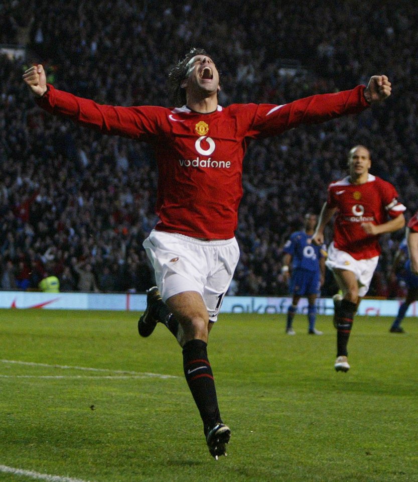 MANCHESTER UNITED 2 ARSENAL 0...24TH OCTOBER 2004...PICTURE BY MARK ROBINSON...RUUD VAN NISTELROOY CELEBRATES HIS GOAL.