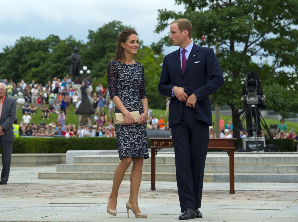  Back in 2011 Kate landed in Canada wearing this beautiful pencil dress by Canadian born designer Erdem