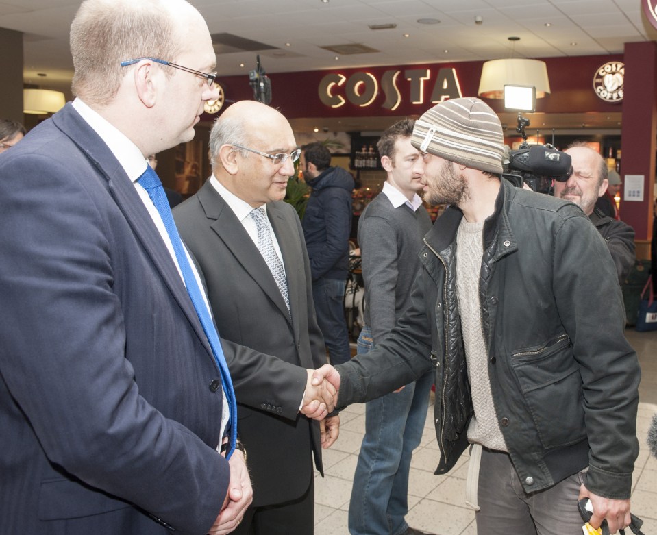  Vaz greeted arrivals at Luton airport in 2014 on the day Britain threw open its borders to Romanians and Bulgarians