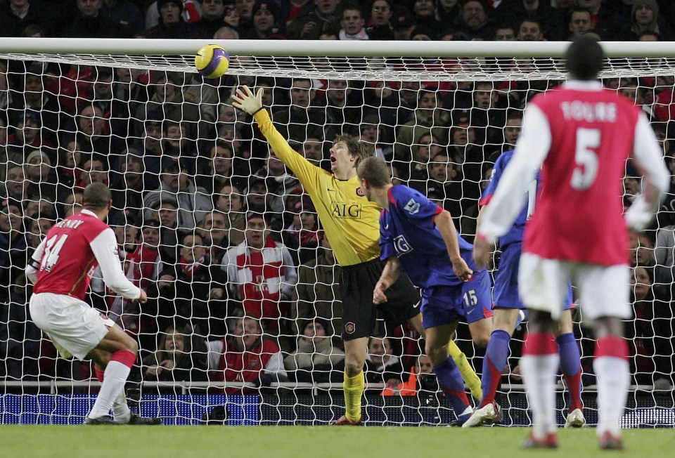 LONDON, ENGLAND - JANUARY 21: Thierry Henry of Arsenal scores the third goal during the Barclays Premiership match between Arsenal and Manchester United at Emirates Stadium on January 21 2007 in London, England. (Photo by John Peters/Manchester United via Getty Images)