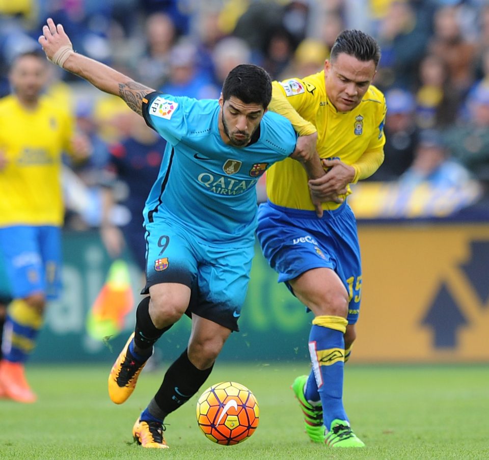 Roque Mesa in action for Las Palmas against Barcelona's Luis Suarez 