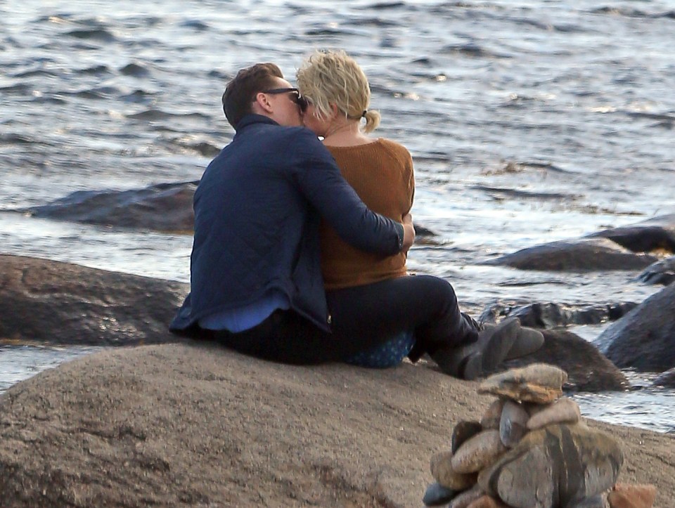 Snogs on the rocks . . . Taylor and Tom were snapped sharing a romantic moment at Rhode Island, June 13