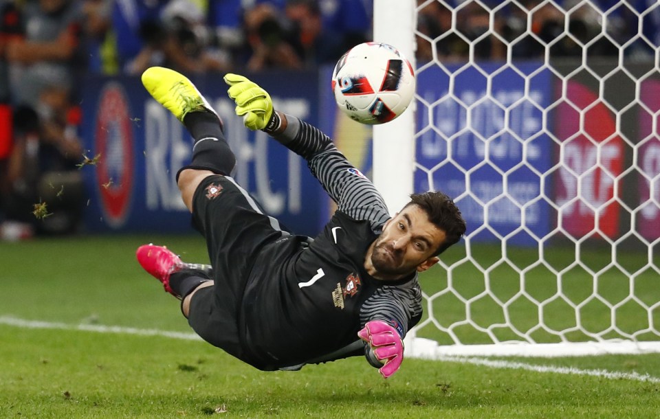  Sporting Lisbon's Rui Patricio lines up in goal