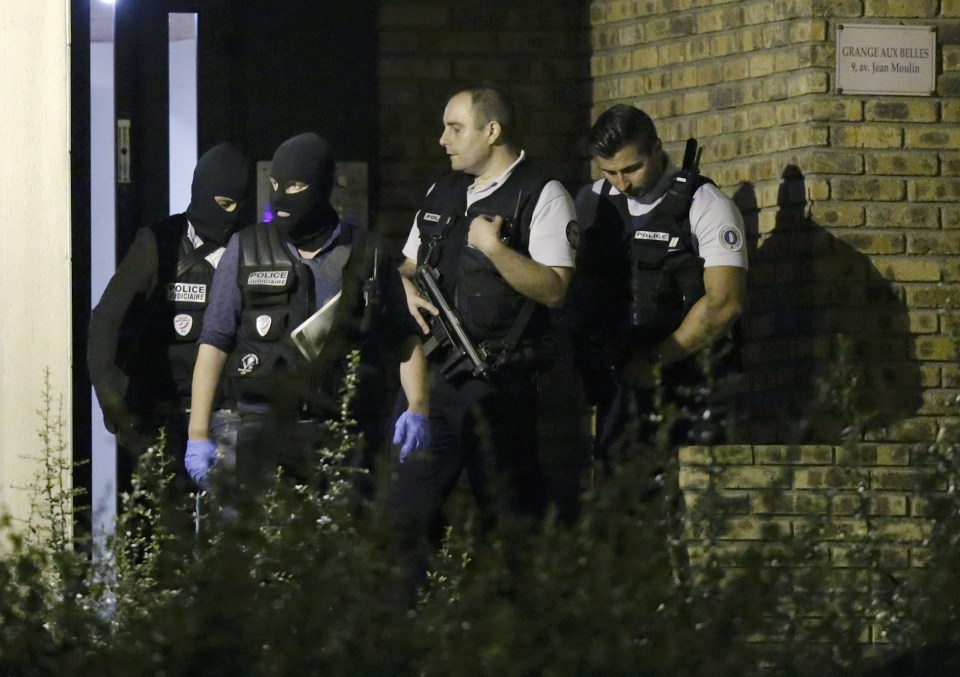  Armed police took part in the raid in Boussy-Saint Antoine tonight