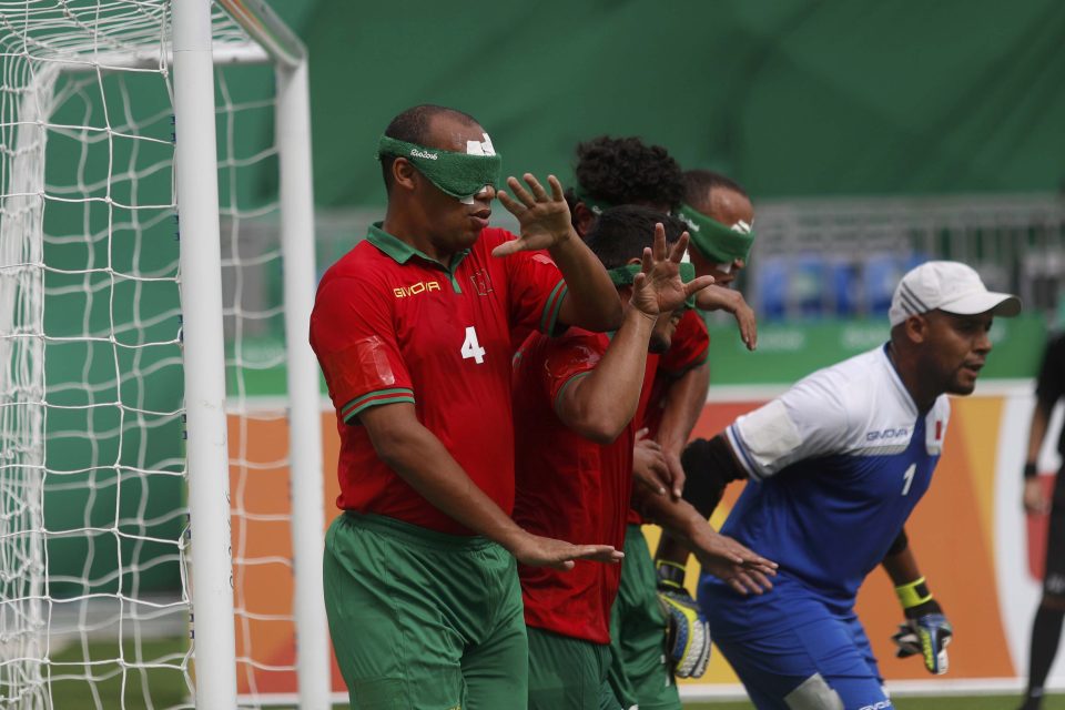 Moroccan defenders prepare to defend themselves