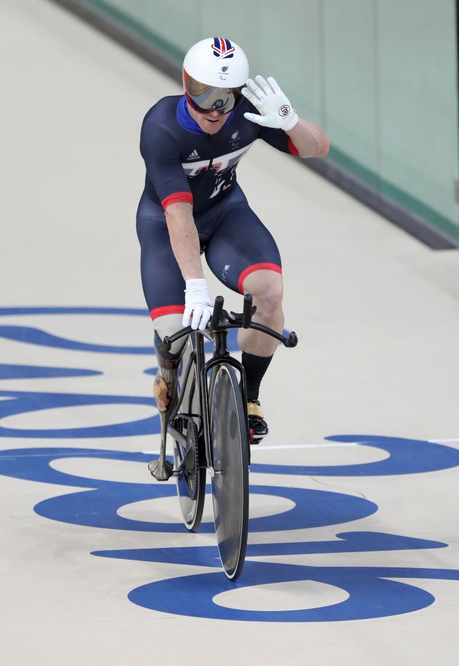 Cundy lifts his hand in celebration after tasting glory in Rio in the C4/5 Time Trial