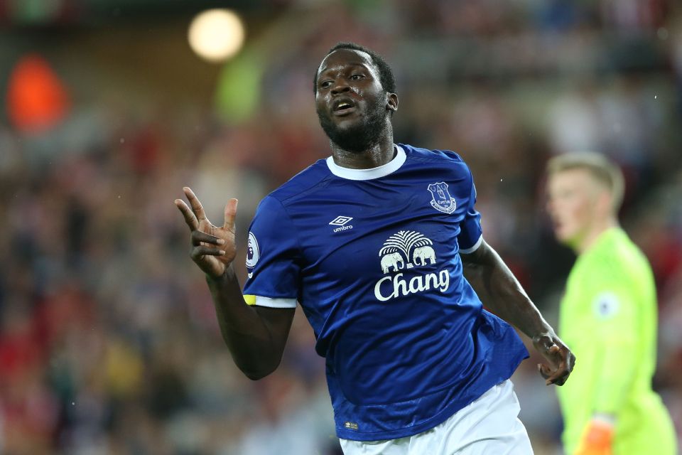 Romelu Lukaku struck a superb hat-trick to sink Sunderland