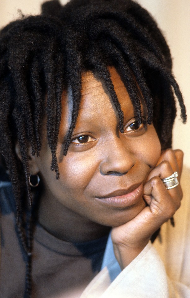 Many of us have probably not noticed that Whoopi has no eyebrows