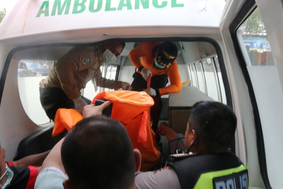  Emergency workers and medical teams remove the body of a victim of the explosion