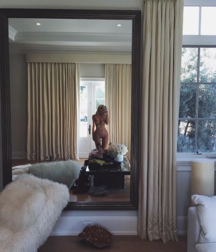  Kylie Jenner posed for a sexy mirror Instagram selfie