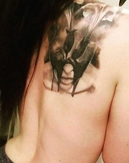  Sarah flaunts her new design, which shows a woman's face with ink dripping from it