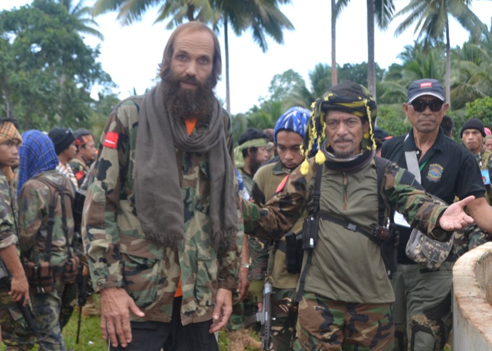  Sekkingstad pictured with the leader of the Moro National Liberation Front - a former militancy group which has agreed a government peace treaty and which negotiated his release