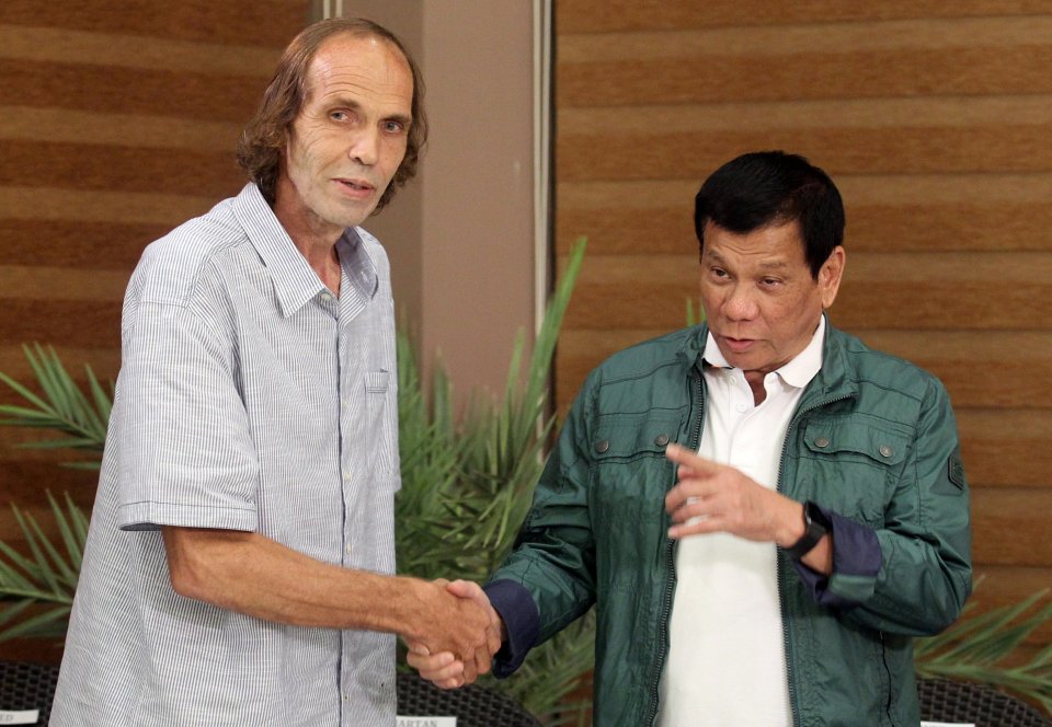  Kjartan shakes hands with President Duterte at a press conference following his release