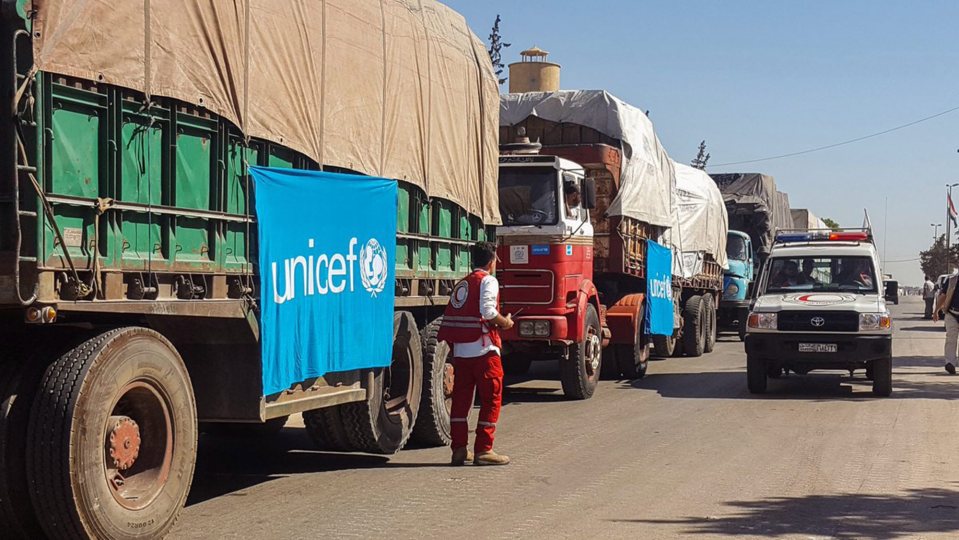  The UN has suspended all aid convoys in Syria after its lorries were attacked by warplanes