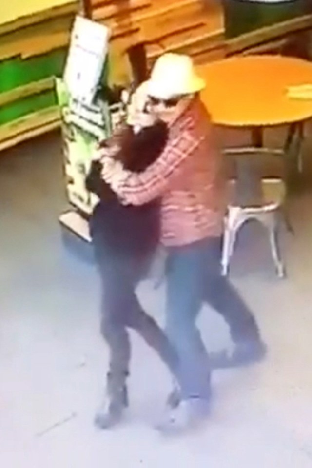 Brad and Angelina hugging in Jamba Juice on 10 July