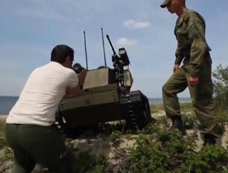 Russian troops show off a high-tech military robot named Platforma-M 