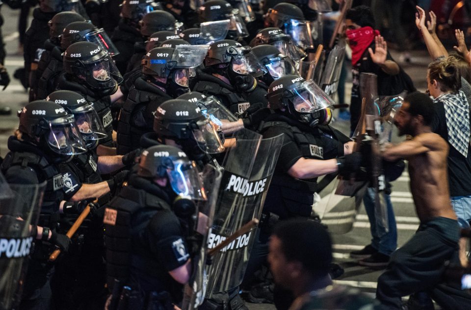  Protesters and police clash in Charlotte, North Carolina