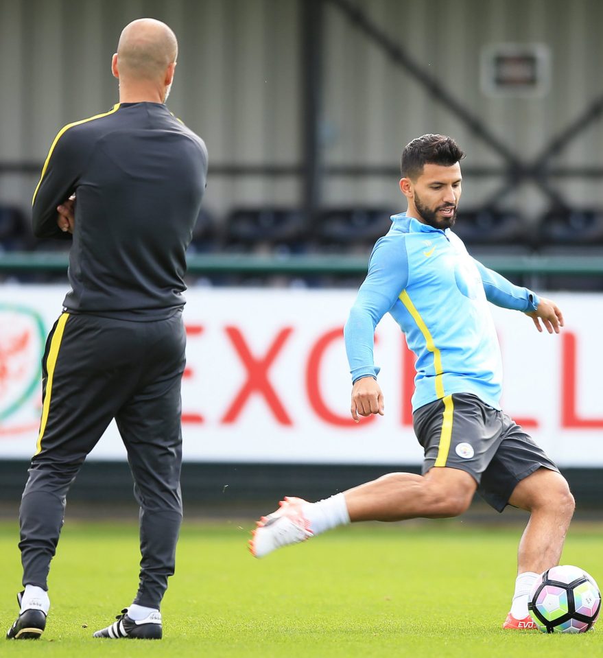  Guardiola watches over Sergio Aguero in training