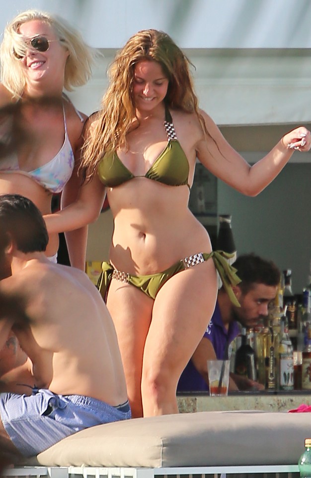  She showed off her curvy figure in an army green bikini