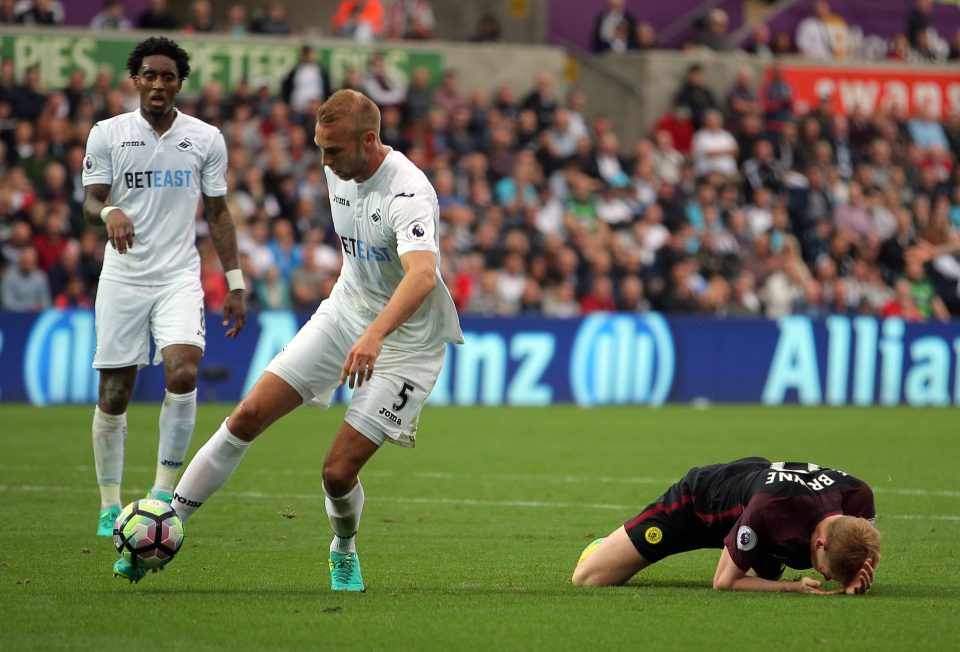 Belgian De Bruyne collapses to the floor in agony