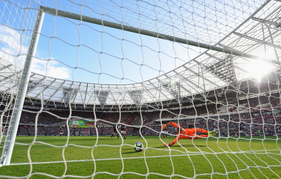  Charlie Austin scored the opener for Southampton at West Ham