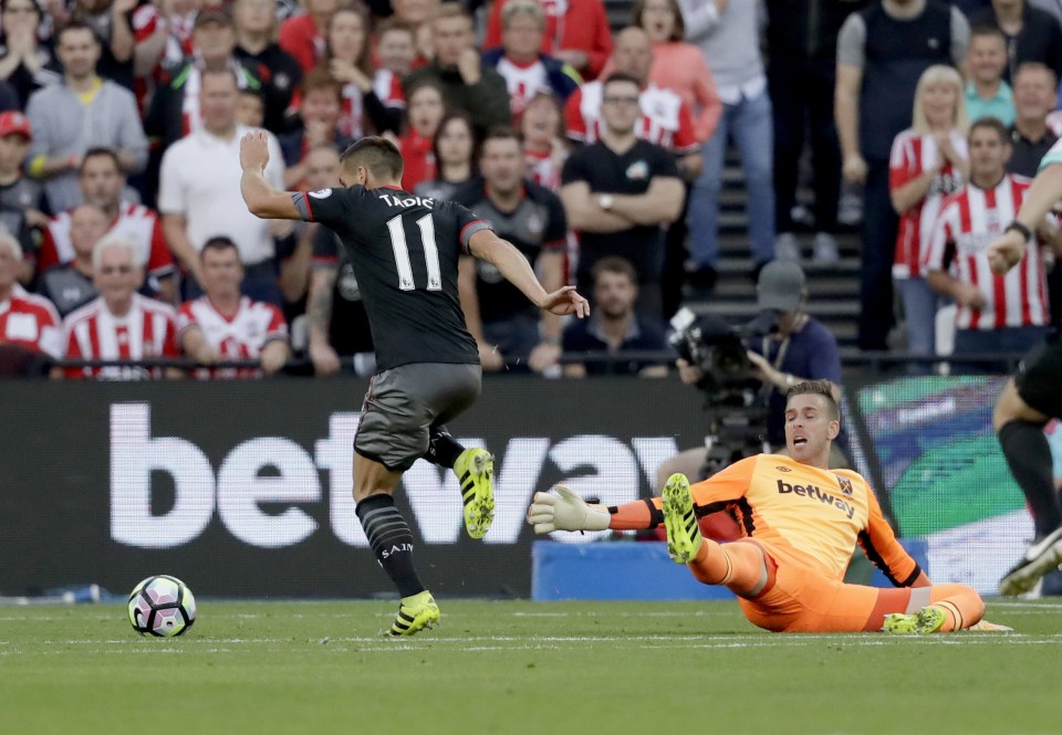  Charlie Austins beautiful pass set up Dusan Tadic to score Saints second